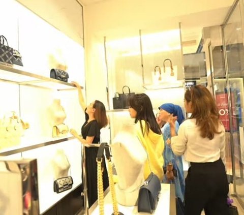 Potret Fuji Ajak Sang Mama Belanja Tas dan Sepatu Branded di Mal, Akhirnya Mengejutkan