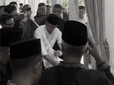 Pensiunan Jenderal Polisi Berduka Cita, Begini Momen Haru Hingga Hormat di Depan Peti Jenazah