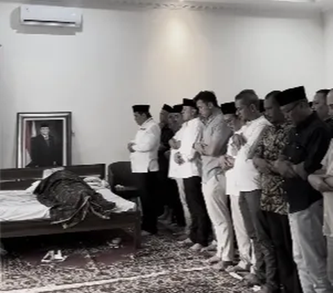 Pensiunan Jenderal Polisi Berduka Cita, Begini Momen Haru Hingga Hormat di Depan Peti Jenazah