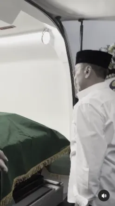 Bukan hanya itu saja, Mochamad Iriawan juga terlihat memberikan hormat di depan peti jenazah ketika hendak dibawa ke peristirahatan terakhirnya.