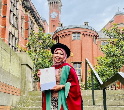Belum lama ini, Raeni berhasil menyelesaikan studi S3-nya. Ia meraih gelar doktor dari Universitas Birmingham, Inggris. Raeni akhirnya menjalani wisuda di Universitas Birmingham, Inggris.