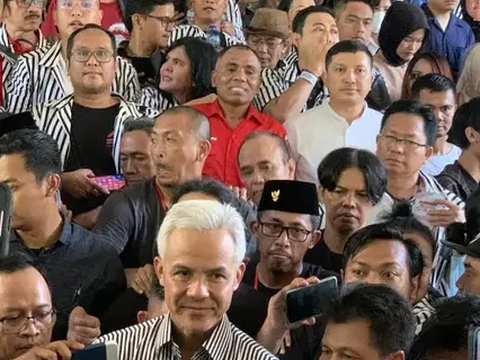 Ganjar 'Tes Ombak' Baju Garis Hitam Putih, Puan Harap Jadi Tren Seperti Kemeja Kotak-Kotak dan Putih Jokowi