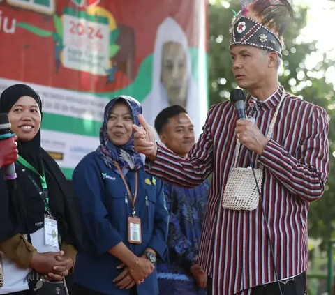 Ganjar 'Tes Ombak' Baju Garis Hitam Putih, Puan Harap Jadi Tren Seperti Kemeja Kotak-Kotak dan Putih Jokowi