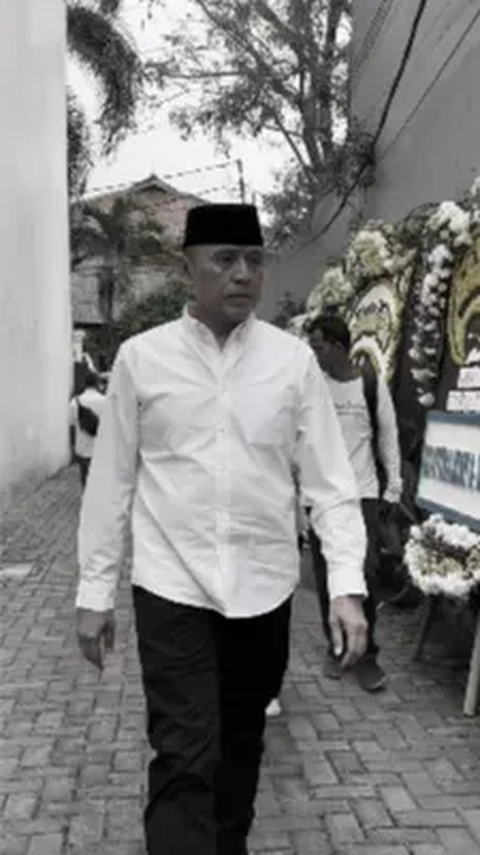 Pensiunan Jenderal Polisi Berduka Cita, Begini Momen Haru Hingga Hormat di Depan Peti Jenazah