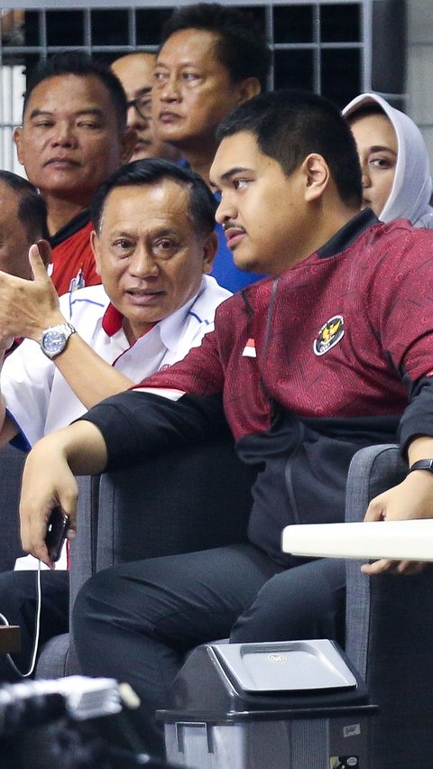 Pada kesempatan tersebut, Menpora RI, Dito Ariotedjo tampak hadir. Dia terlihat sedang berbincang dengan ketua umum PBVSI, Imam Sudjarwo pada laga putaran pertama SEA V League 2023 antara Indonesia melawan Thailand di Padepokan Voli Jenderal Polisi Kunarto, Sentul.<br />(Bola.com/Bagaskara Lazuardi)