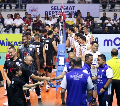 Para pemain Timnas Voli Putra Indonesia (kanan) dan Thailand berjabat tangan sebelum dimulai laga putaran pertama SEA V League 2023.<br /><br />Aksi kedua tim cukup sengit hingga Indonesia mampu menyapu bersih tiga kemenangan.<br /><br />Selengkapnya bisa disimak foto-fotonya dengan melakukan scroll ke bawah ya;