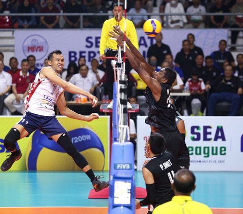 Pemain Timnas Voli Indonesia, Muhammad Malizi (kiri) melakukan spike ke arah pemain Timnas Voli Thaliand pada laga putaran pertama SEA V League 2023 di Padepokan Voli Jenderal Polisi Kunarto, Bogor, Minggu (23/07/2023).