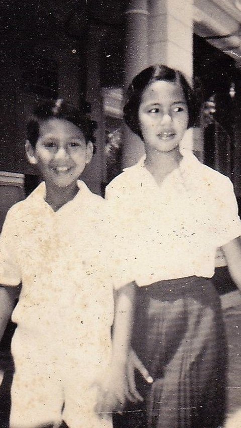 Bukan hanya ucapan saja, Prabowo juga mengunggah foto kebersamaan keduanya saat masih kecil. Terlihat Prabowo tersenyum ceria di samping sang kakak tercinta.