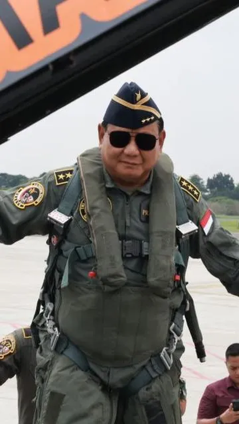 Prabowo mengawali karier militernya di TNI Angkatan Darat pada tahun 1974. Berbagai posisi prestisius pernah diembannya seperti Komandan Jenderal Kopassus hingga Panglima Kostrad.