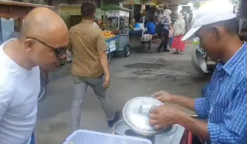 Irjen Hendro Pandowo dalam unggahan tersebut, sedang kulineran pinggir jalan sambil memakai kaos putih oblong.