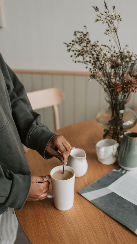 Secara umum, konsumsi kopi dan teh paling baik dilakukan pagi hari. Hanya saja pastikan untuk sarapan terlebih dahulu agar tidak memperoleh masalah pencernaan.