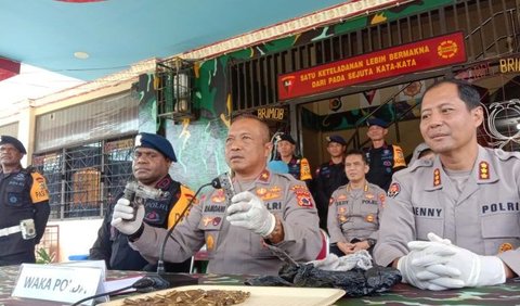 Penemuan itu berawal dari informasi yang disampaikan masyarakat sekitar dua bulan lalu terkait adanya senjata api beserta amunisi yang disimpan ditanam di hutan yang ada di Kota Jayapura.