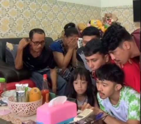 Pada mulanya pemilik akun serbaa_35 membuka laman pengumuman seleksi bersama satu keluarga. Tampak wajah seluruh anggota keluarganya begitu tegang memandang layar laptop. Ibunda yang berbaju biru tak henti merapal doa agar putraya mendapat berita baik.