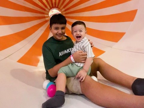 Ganteng! 10 Foto Terbaru Baby Arash Putra Faradilla Yoshi Kini Menginjak 1 Tahun Lebih, Netizen 'Bule Banget'