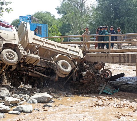 Banyak kendaraan yang  tersangkut di jembatan hingga terkubur material lumpur yang dibawa banjir bandang saat itu.<br /><br />Pemandangan sisa-sisa keganasan banjir bandang ini juga sempat menarik perhatian warga sekitar terutama anak kecil.