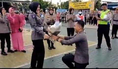 Melansir dari unggahan yang dibagikan, memperlihatkan momen romantis pasangan suami istri di Polres Hulu Sungai Tengah, Kalimantan Selatan.