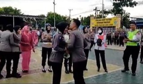 Pria tersebut terlihat langsung berlutut di hadapan sang istri.