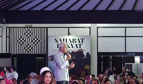 Relawan Ganjar Kenakan Kemeja Putih Bergaris Hitam