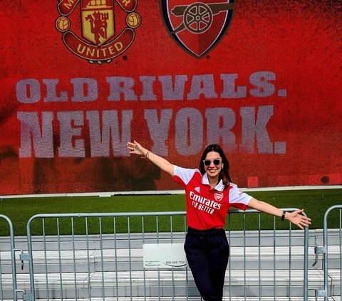 Arsenal harus mengakui keunggulan Manchester United dengan skor 0-2. Najwa Shihab tampak kecewa dengan hasil buruk yang diraih tim idolanya meski ini hanya pertandingan uji coba pramusim Liga Inggris.