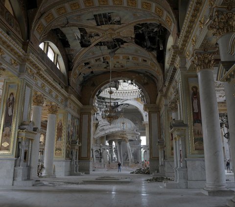 Kondisi bagian dalam Gereja Katedral Transfigurasi Bersejarah di Kota Odesa, Ukraina selatan setelah terkena rudal Rusia.