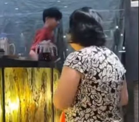 Ibu-ibu berbaju monokrom tersebut awalnya tengah makan bersama anaknya di sebuah restoran. Secara tidak sengaja ia melihat ada anak jalanan yang meminta makan dari luar jendela.