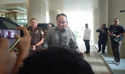 Budi menegaskan proyek pembangunan BTS tetap berjalan kendati sempat mangkrak karena kasus korupsi.