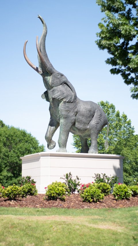 3. Patung Gajah dengan Belalai Terangkat