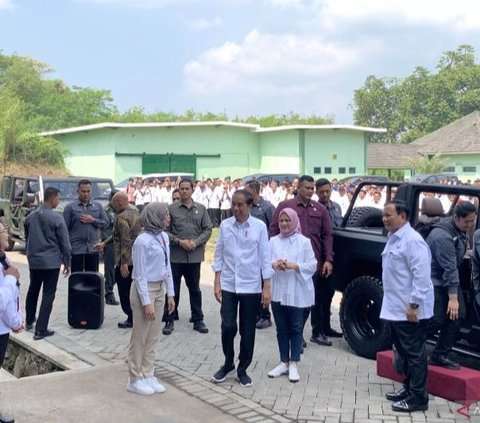 Prabowo mengemudikan kendaraan Maung 4x4 tersebut, dengan Erick Thohir duduk di sebelahnya. Sementara itu, Jokowi dan Iriana berada di kursi bagian belakang. Mobil tersebut menggunakan pelat bertuliskan Indonesia.