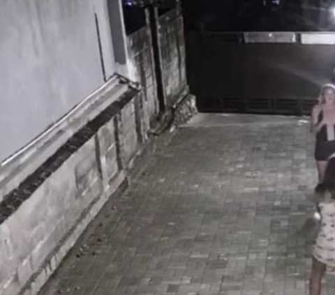 Viral Dua Bule Perempuan Buang Air Kecil di Depan Rumah Warga