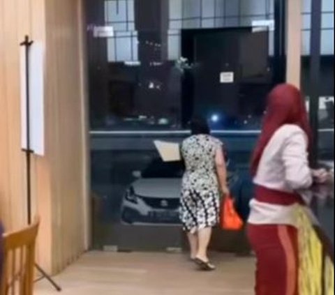 Tak mau terlihat sedih di depan anak jalanan tadi, ibu tersebut beberapa kali menyeka air mata sebelum keluar. Aksi baiknya ini jadi perhatian para pegawai restoran.