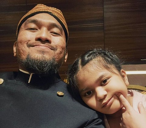 Zahara Aletta Hendarto memilih berfoto bersama ayahnya alih-alih mengambil gambar sendiri seperti dua kakaknya.  Anak bungsu Darto ini dikenal sangat dekat dengan ayahnya.