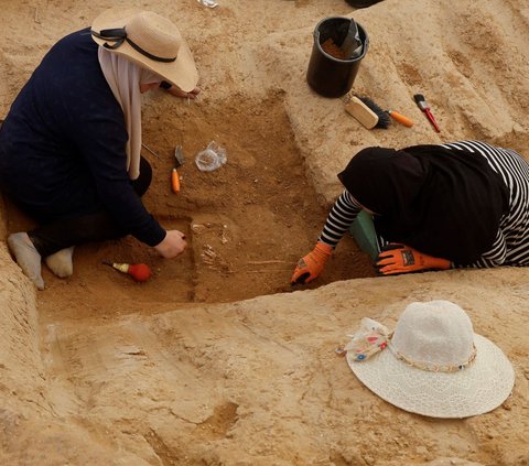 Para arkeolog Palestina yang bekerja di pemakaman Era Romawi berusia 2.000 tahun yang ditemukan tahun lalu di Gaza telah menemukan setidaknya 125 makam kuno.<br /><br />Sebagian besar dari penemuan tersebut berupa kerangka yang masih utuh dan dua sarkofagus timah langka, kata Kementerian Purbakala Palestina.