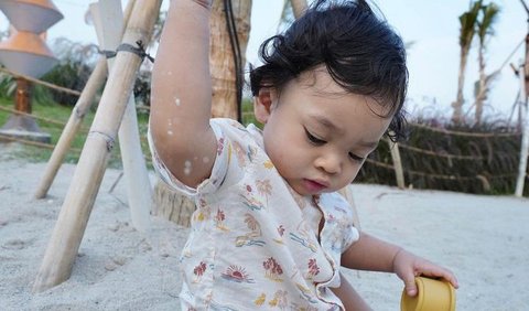 Baby Gin ramai disebut memiliki wajah ganteng. Penampilannya tak kalah dari sang ayah.