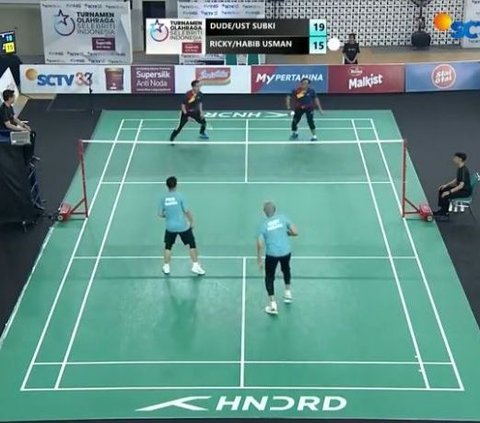 Masih di hari yang sama, keseruan berlanjut dengan pertandingan antara Dude Harlino dan Ustaz Subhki Al-Bughury vs Ricky Harun dan Habib Usman di cabang olahraga Bulu Tangkis Ganda Putra Special Match.