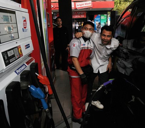 Artis Rafi Ahmad melakukan pembelian Bahan Bakar Minyak (BBM) Pertamax Green 95 di SPBU MT Haryono, Cawang, Jakarta Senin (24/7/2023). BBM ini merupakan campuran biotanol dengan tingkat RON 95