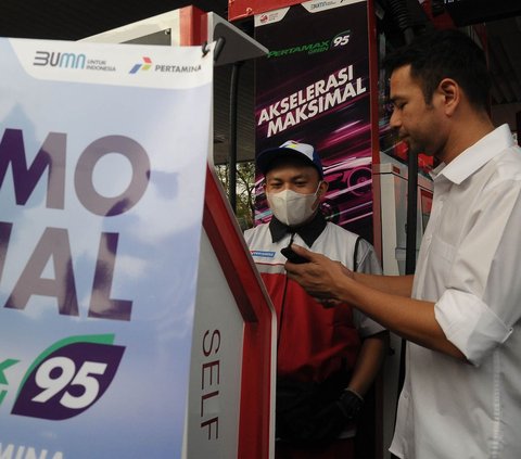 Raffi Ahmad mengisi BBM Pertamax Green 95 untuk mobilnya dengan menggunakan aplikasi MY pertamina.