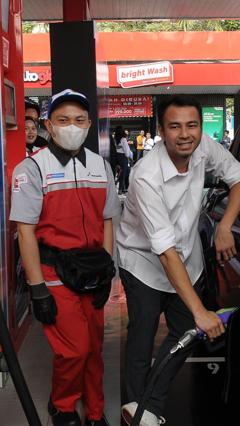 Artis Raffi Ahmad juga sempat mengisi langsunug Bahan Bakar Minyak (BBM) Pertamax Green 95 di SPBU MT Haryono Cawang, Jakarta, Senin (24/7/2023). <br />(merdeka.com/imam buhori)