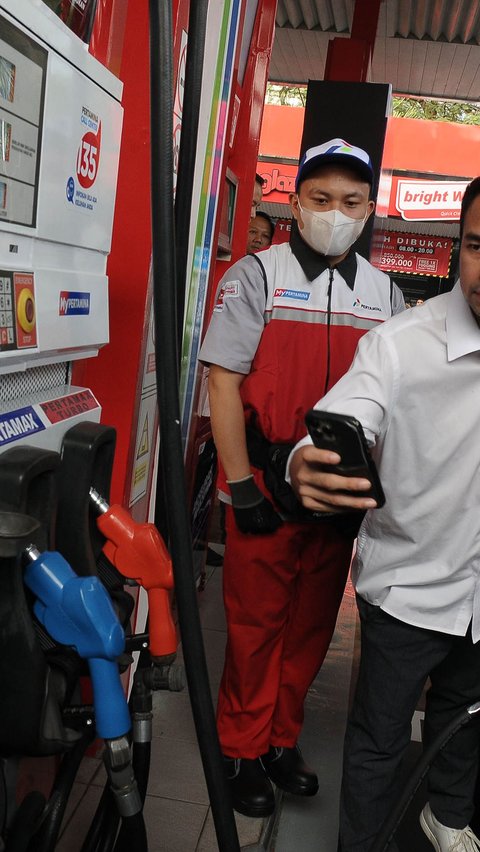 Kelebihan Pertamax Green ialah menawarkan akselerasi lebih baik karena RON lebih tinggi dari Pertamax (RON 92) merupakan wujud dan upaya Pertamina mendukung pemerintah menuju transisi energi dan net zero emission di 2060. <br />(merdeka.com/imam buhori)