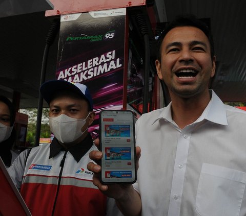 FOTO: Gaya Sultan Raffi Ahmad Isi Bensin Sendiri dan Jadi Pembeli Pertama BBM Pertamax Green 95