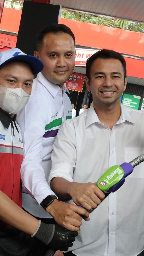 Artis Raffi Ahmad (kanan) bersama VP Corporate Communication PT Pertamina (Persero) Fadjar Djoko Santoso (tengah) saat pengisian BBM Pertamax Green 95 di SPBU MT Haryono, Jakarta, Senin (24/7/2023). <br />(merdeka.com/imam buhori )