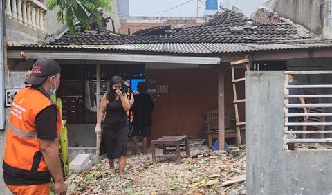 Saat ini, rumah Putri sedang dalam proses perbaikan oleh petugas PPSU.