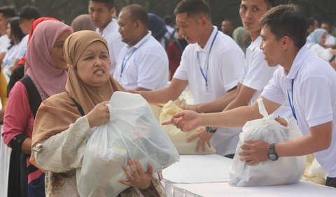 Lebih dari 3.000 warga hadir guna mendapatkan paket Sembako sekaligus berdialog bersama dengan Presiden Jokowi.