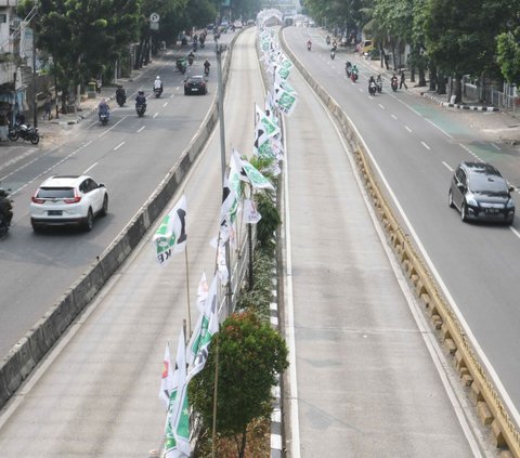 Kawasan Mampang, Jakarta pada Senin (24/7/2023) yang terlihat mulai ramai bendera parpol yang dipasang pada pembatas jalan.