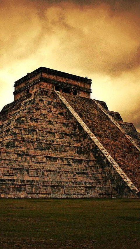 Bangsa Aztec memainkan sejenis kelereng. Kelereng tanah liat ditemukan di reruntuhan prasejarah  di AS, di reruntuhan Lembah Meksiko dan di dataran utara.