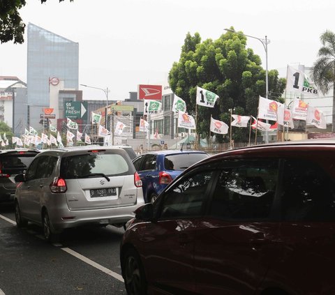 Pemasangan atribut kampanye ini didominasi oleh bendera diikuti poster, stiker, spanduk hingga baliho.<br /><br />Penampakannya mulai marak menghiasi setiap jalan di Ibu Kota.