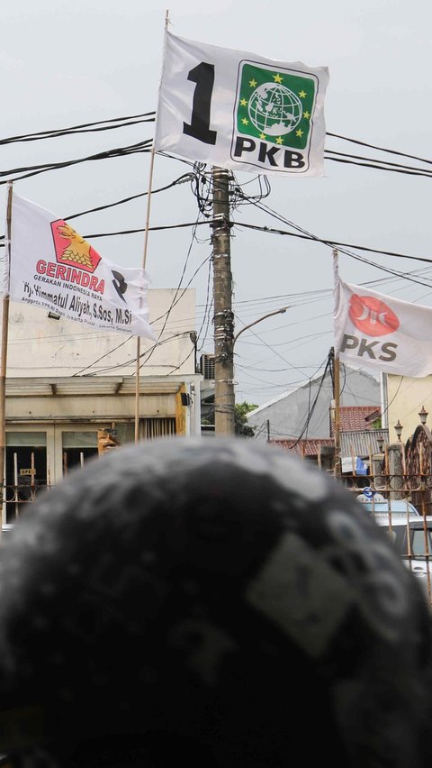 Atribut berupa bendera parpol itu dipasang dan diikat pada batang bambu yang kemudian diikat kembali pada pembatas jalan di kawasan tersebut.