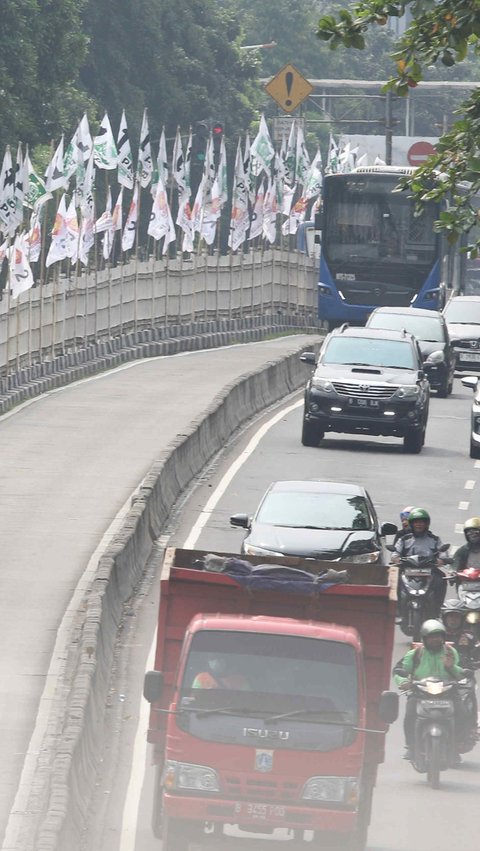 Pemandangan ini justru membuat wajah Ibu Kota terkesan kumuh dan juga telah menyalahi aturan ketentuan yang berlaku.