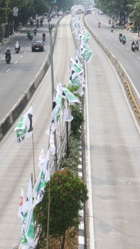 FOTO: Belum Masuk Masa Kampanye, Atribut Partai Politik Mulai Bertebaran dan Merusak Pemandangan Kota Jakarta