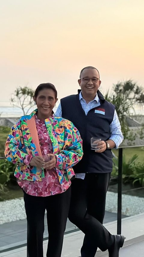 Momen Hangat Anies Bertemu Susi Pudjiastuti, Minum Kelapa Muda Sambil Lihat Sunset