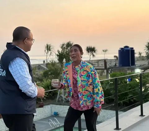 Momen Hangat Anies Bertemu Susi Pudjiastuti, Minum Kelapa Muda Sambil Lihat Sunset